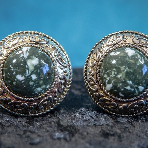 VINTAGE Gold Tone Clip On Dome Earrings GREEN/WHITE Marble - Picture 6 of 8